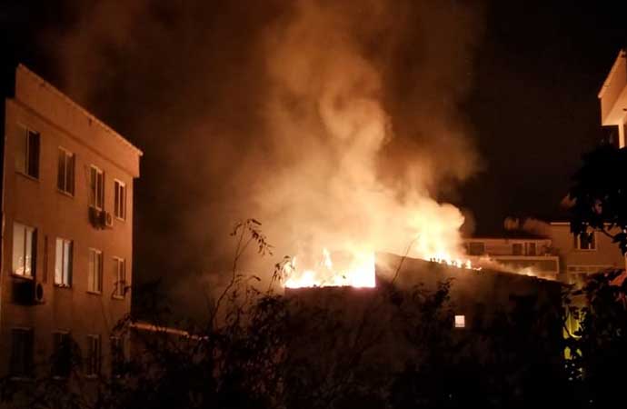 Şişli’de dört katlı binanın çatısında yangın çıktı!