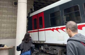 İzmir’de metro raydan çıkıp duvara çarptı!