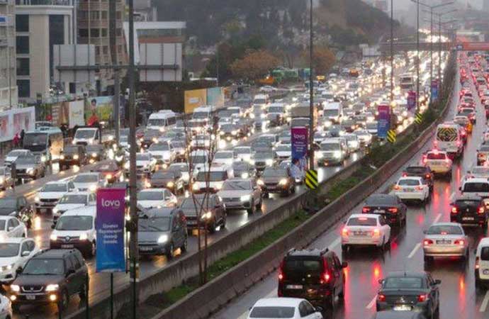 Sağanağın etkili olduğu İstanbul’da trafik felç oldu