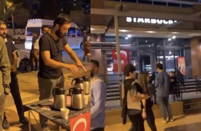 İsrail’i Starbucks önünde ücretsiz kahve dağıtarak protesto ettiler