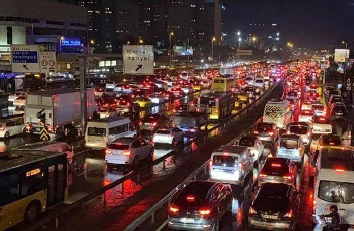 İstanbul’da trafik felç! Yoğunluk yüzde 90’a ulaştı