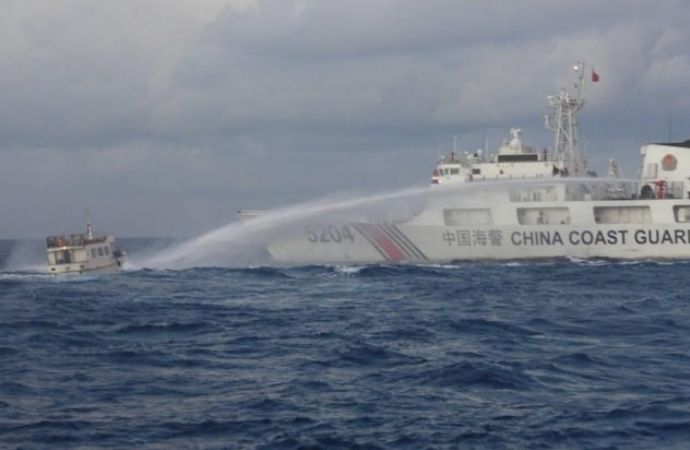 Güney Çin Denizi’nde tansiyon yükseldi! Çin Filipinler’in gemisine müdahale etti