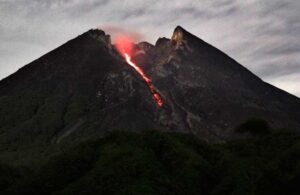 Endonezya’da yanardağ patladı 11 dağcı yaşamını yitirdi