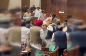 Hindistan’da milletvekilleri parlamentoya sis bombası atan kişiyi dövdü