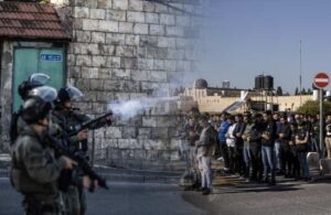 Kudüs’te cuma! İsrail polisi namaz kılmak isteyenlere müdahale etti