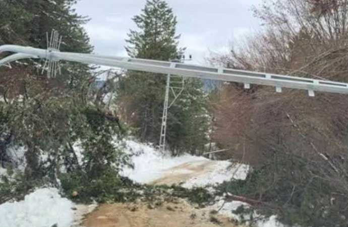 Fırtınanın vurduğu Karabük’te 18 köyün elektriği kesildi