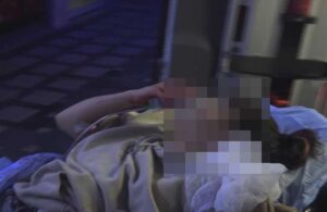 16 yaşındaki kızı sosyal medyada tartıştıkları akranları göğsünden bıçakladı