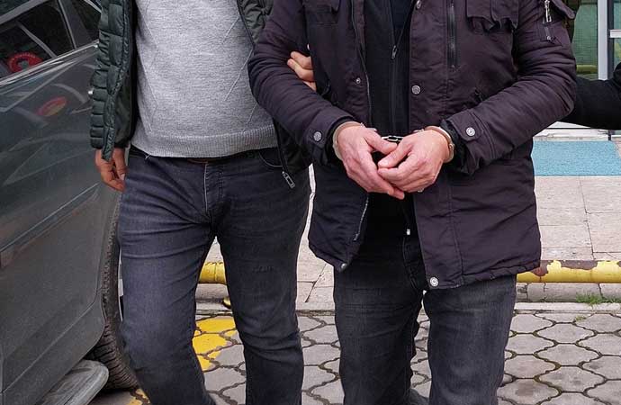 İzmir’de baskın yapılan kıraathanede sobaya uyuşturucu atmaya çalıştılar! Bir gözaltı