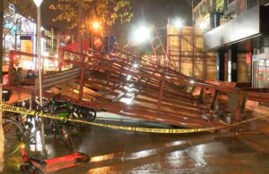 Bağdat Caddesi’nde fırtına dört metrelik inşaat panelini devirdi!