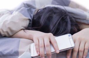 Cep telefonuyla uyuyorsanız dikkat! İşte vücuda etkileri