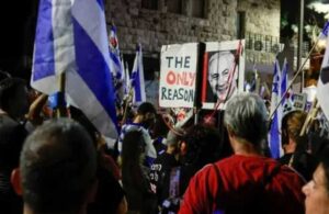 Netanyahu’nun evinin önünde büyük protesto! Gözaltılar var…