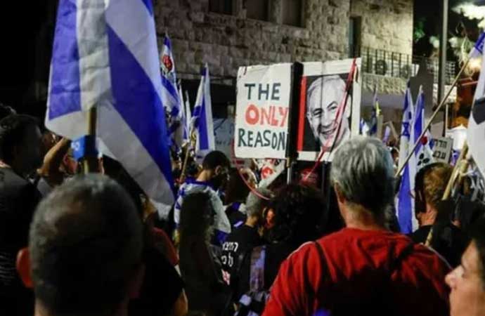 Netanyahu’nun evinin önünde büyük protesto! Gözaltılar var…