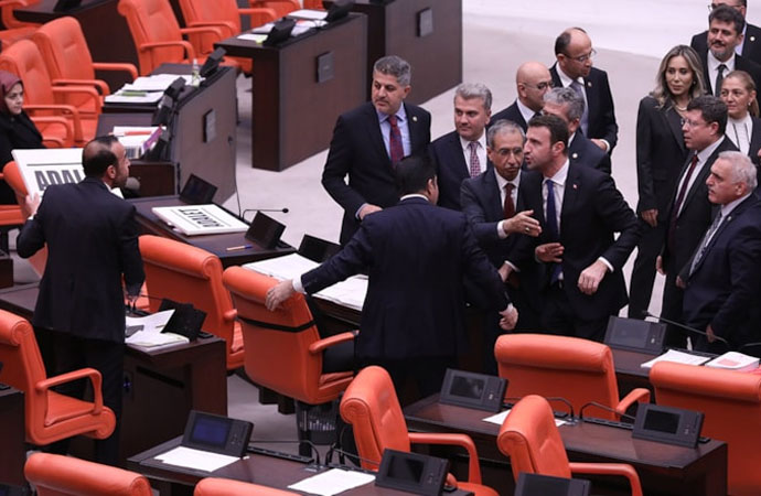 Meclis’te ‘adalet’ gerilimi! AKP’li vekiller Ferit Şenyaşar’ın üzerine yürüdü