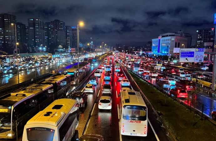 Yağış sonrası İstanbul trafiği kilitlendi! Metrobüs duraklarında yoğunluk oluştu
