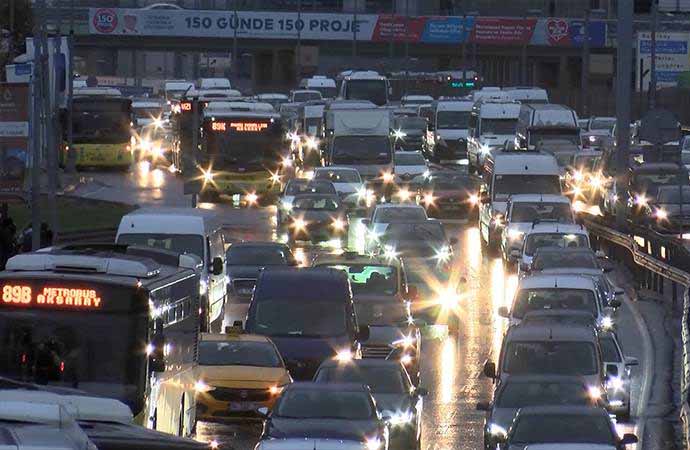Yağış sonrası İstanbul’da trafik çilesi! Durma noktasına geldi