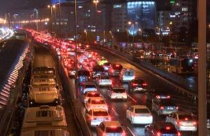 Yağış sonrası İstanbul trafiği kilitlendi!