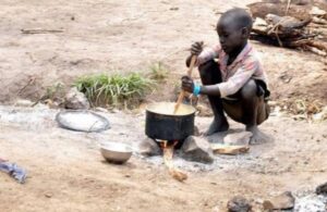 Ugandalı bakandan açlıktan ölen vatandaşlarına hakaret! “Gerçek bir aptaldır”