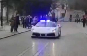 Ferrari’ye binen trafik polisi Sultanahmet’i yarış pistine çevirdi! ‘Bir de vatandaşın üzerine sürüyor’