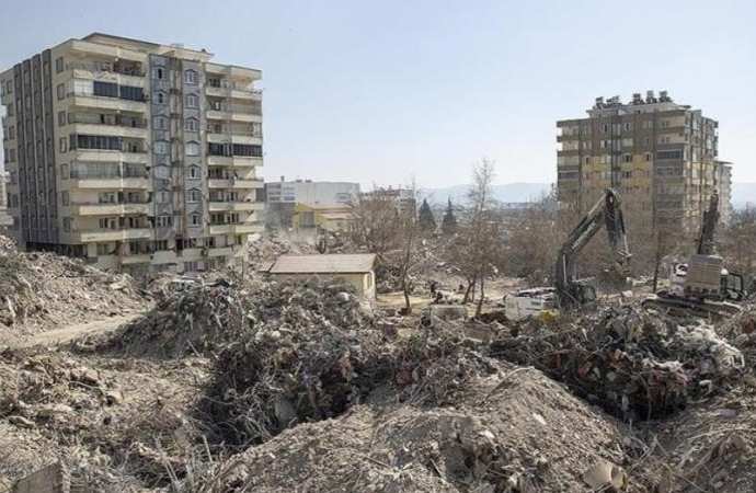 1400 kişiye mezar olan Ebrar Sitesi’nin kurucusunun savunması: Yer çürük, deprem büyük