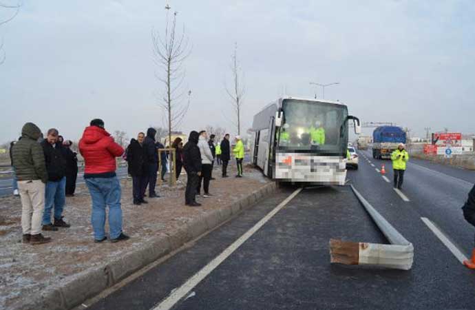 Ehliyeti iptal edilen sürücünün kullandığı yolcu otobüsü elektrik direğini devirdi!