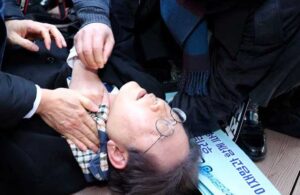 Boynundan bıçaklanan Güney Kore muhalefet lideri ameliyat edildi