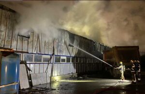 İstanbul’daki sanayi sitesinde yangın! Üretim tesisi alevler içinde kaldı