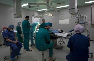 İsrail’in bombaladığı Gazze’deki hastanede tüm ameliyatlar durdu