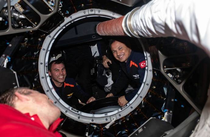 İlk Türk astronot Alper Gezeravcı’dan ‘uzaya kenetlenme’ pozu