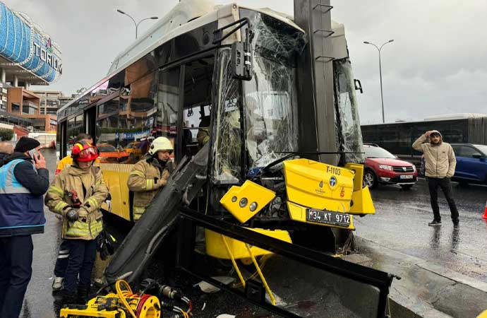 Esenyurt’ta İETT otobüsü direğe çarptı: 5 yaralı