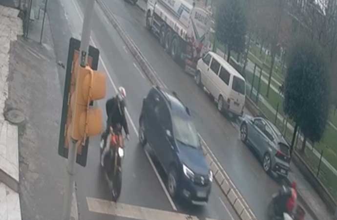 İstanbul’da seyir halindeki otomobile silahlı saldırı! Aile izini sürüp motosikleti buldu