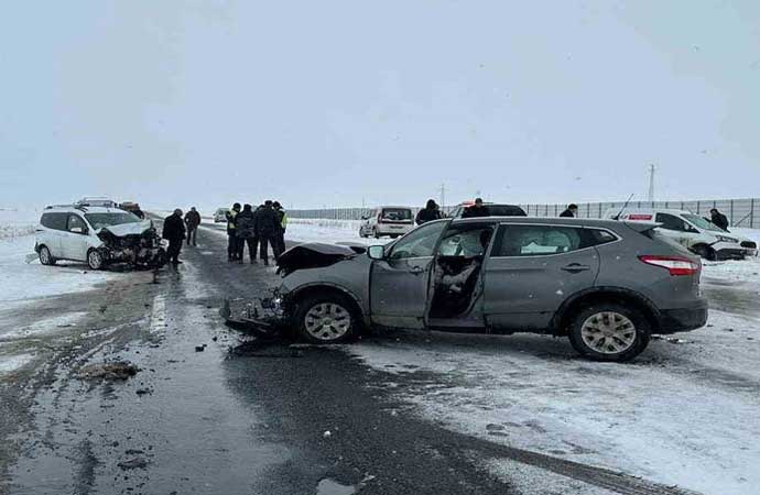 Kars’ta üç araç birbirine girdi! Biri ağır dokuz yaralı
