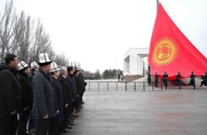 Kırgızistan bayrağı değişti yenisi törenle tanıtıldı