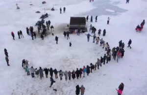 Tatilciler buz tutan Çıldır Gölü’nün üstünde halay çektiler