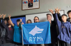 Lise öğrencileriyle Göktürk bayrağı açıp bozkurt işareti yapan öğretmene suç duyurusu