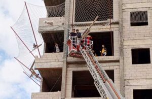 Mersin’de 10 katlı inşaatta çalışan işçi güvenlik filesine düştü