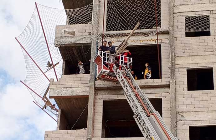 Mersin’de 10 katlı inşaatta çalışan işçi güvenlik filesine düştü
