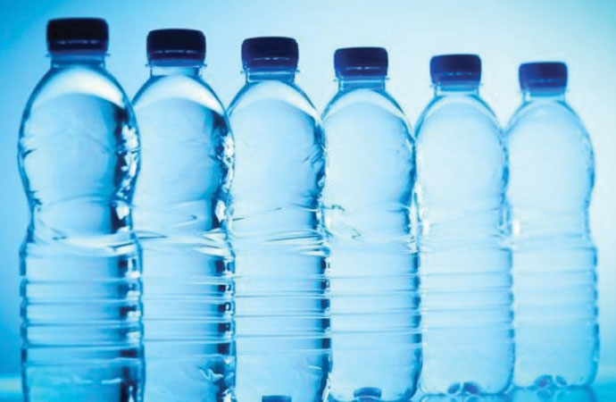 Pet şişeden su içenler dikkat! Beyin hücrelerinin tıkanmasına yol açabilir