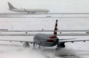 Dehşet anları! ABD’de karlı havada iniş yapan uçak pistte kaydı