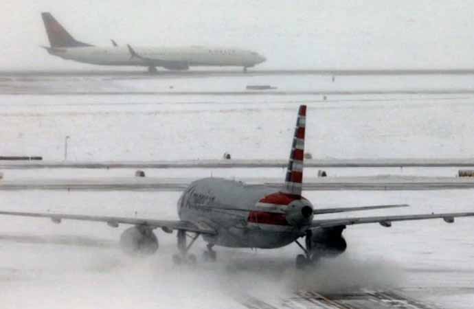 Dehşet anları! ABD’de karlı havada iniş yapan uçak pistte kaydı