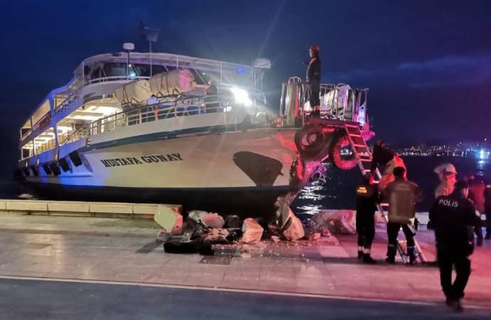 İzmir’de kaptan rahatsızlandı 80 yolculuk vapur karaya çarptı