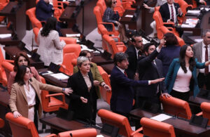 Meclis’te tansiyon yükseldi! DEM Partili vekille AKP’li vekil arasında el hareketi tartışması
