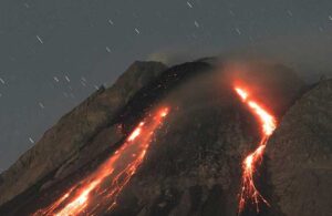 Japonya’daki Sakurajima Yanardağı patladı, külleri 5 km yükseldi