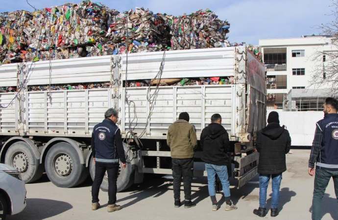 Kaçak göçmenler bu kez tırdaki çöplerin arasından çıktı