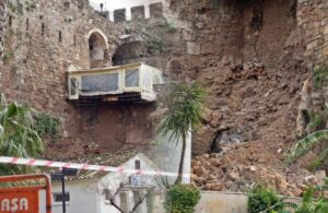 Antalya’daki sağanak tarihi surlara da zarar verdi