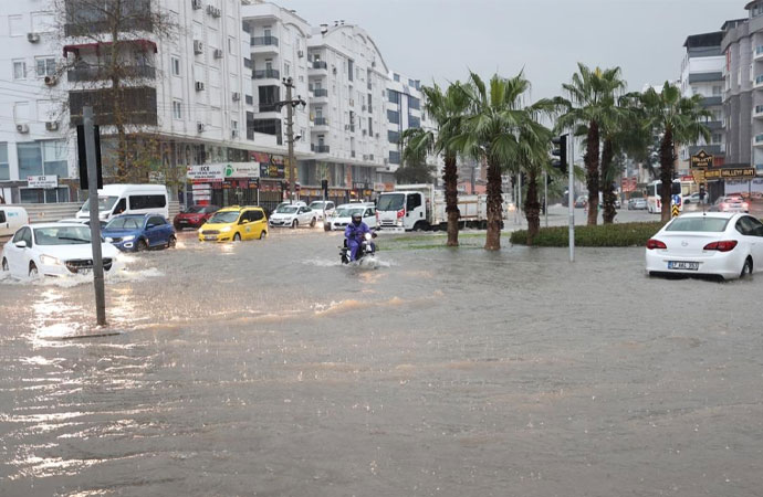 Antalya’da eğitime yağış engeli! 3 ilçede okullar yarın da tatil