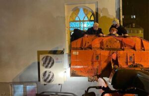 Artvin’de camide mahsur kalan cemaat kepçeyle kurtarıldı
