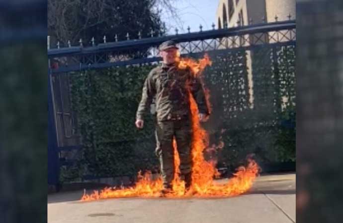 ABD’li asker  Aaron Bushnell, Washington’da bulunan İsrail Büyükelçiliği önünde Gazze için kendini yaktı.