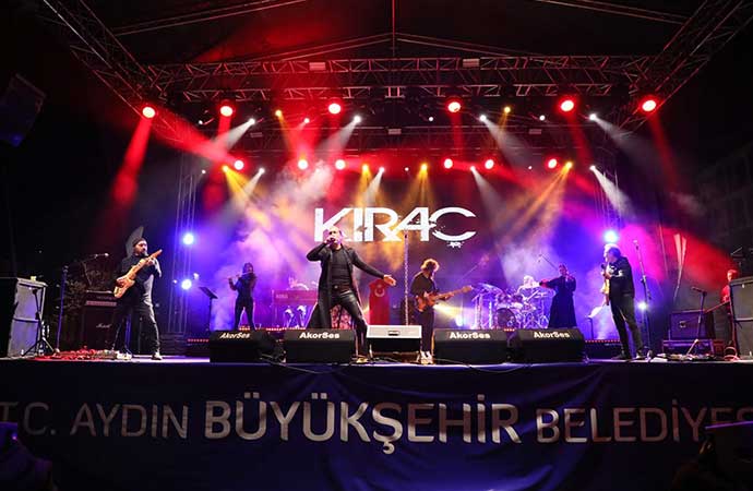 Aydınlılar Aydın Büyükşehir Belediyesi’nin düzenlediği Kıraç konseriyle coştu