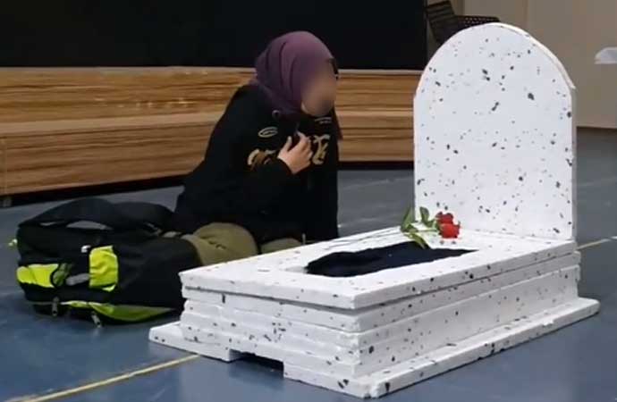 İmamlar okulda! Sınıfta mezar maketi… Ders: Ölen anneye ağıt