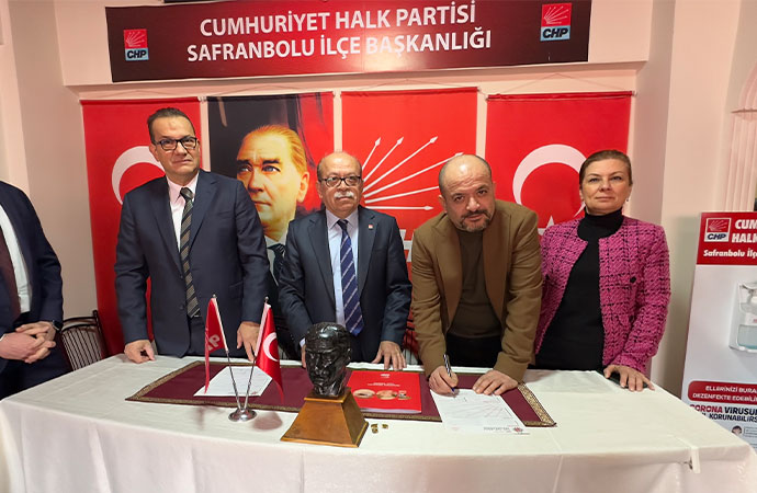 DEVA ve İYİ Parti’den istifa eden iki isim CHP’ye katıldı